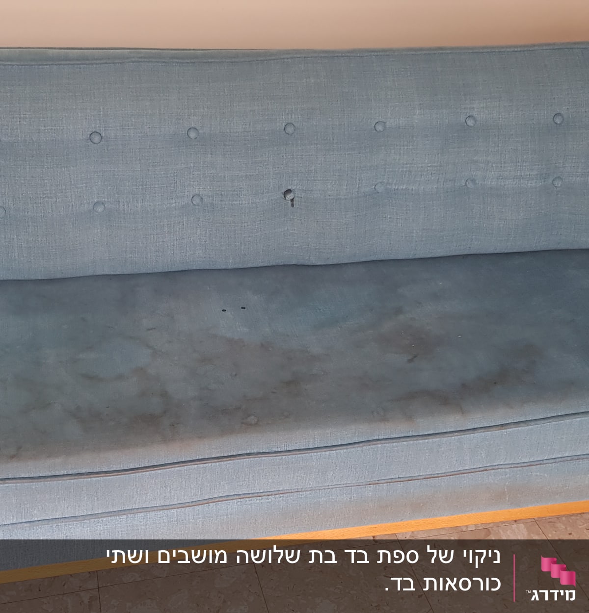 ספה כחולה עם כתמים ולכלוך על המושב